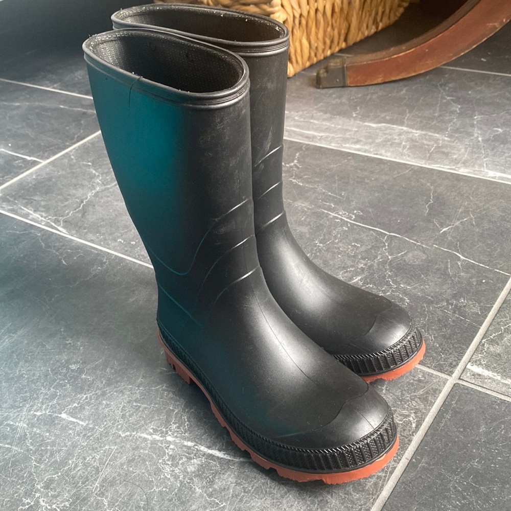 Kids’ black rubber boots size 3